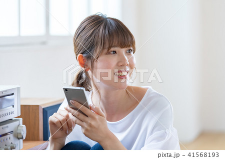 音楽を聴く女性 41568193