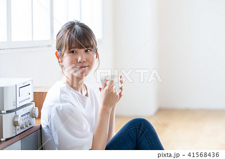 座る女性 座る女性 41568436