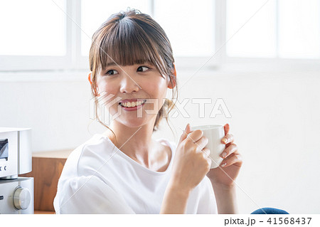 座る女性 41568437