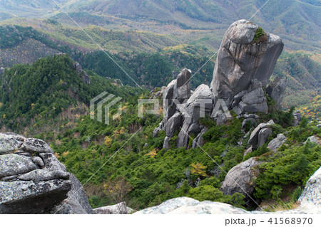 瑞牆山山頂から見る大ヤスリ岩の写真素材