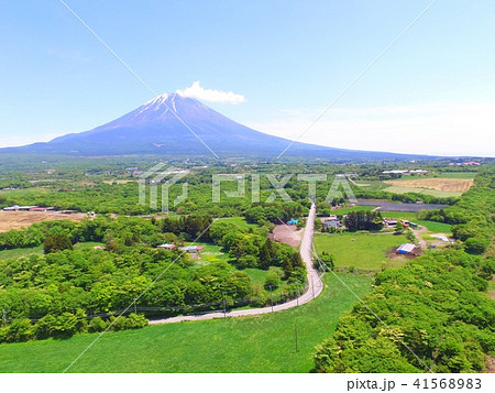 朝霧高原から眺めた富士山〜ドローンで空撮(朝霧高原/静岡県富士宮市) 朝霧高原から眺めた富士山〜ドローンで空撮(朝霧高原/静岡県富士宮市) 41568983