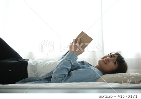 読書　女性 41570171