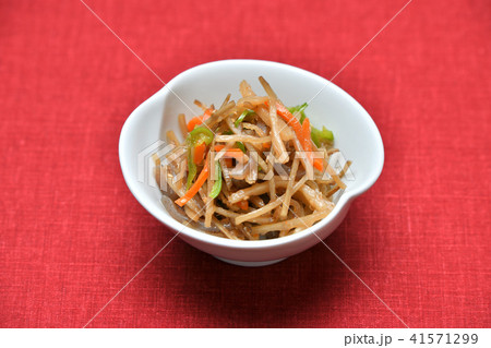 お総菜の金平ごぼう、キンピラごぼう、きんぴらごぼう。 お総菜の金平ごぼう、キンピラごぼう、きんぴらごぼう。 41571299