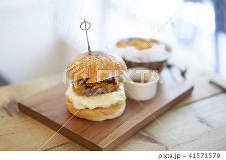 ハンバーガー　カフェ　ランチ 41571579
