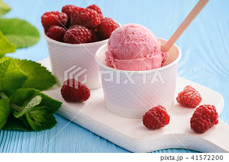 Vanilla and raspberry ice-cream. 41572200