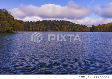 オンネトー湖 紅葉 青空 オンネトー湖 紅葉 青空 41572281