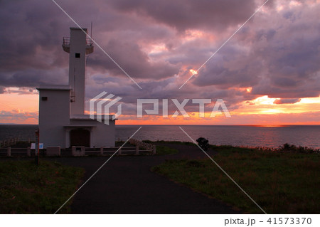 秋田県チゴキ岬灯台の夕焼け 41573370