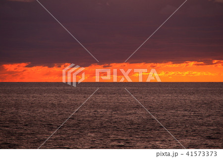 秋田県チゴキ崎の夕焼け　水平線 41573373