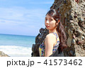夏のビーチでポーズをとる女性 41573462
