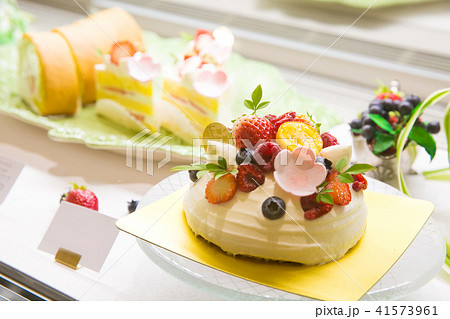 ケーキ屋さん 可愛いデコレーションケーキの写真素材