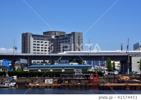 東京入国管理局をバックに走行する回送中の東海道新幹線 東京入国管理局をバックに走行する回送中の東海道新幹線 41574451