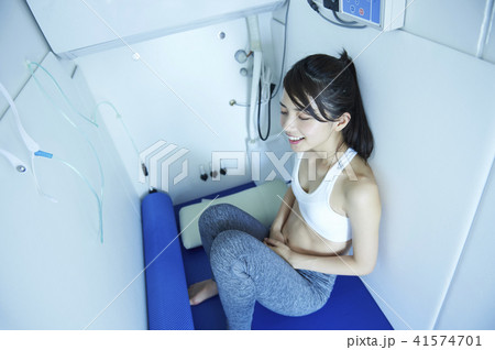 酸素カプセル　女性 41574701