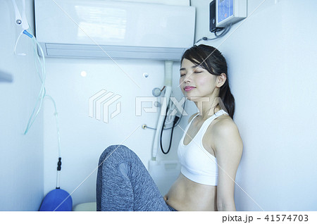 酸素カプセル　女性 41574703