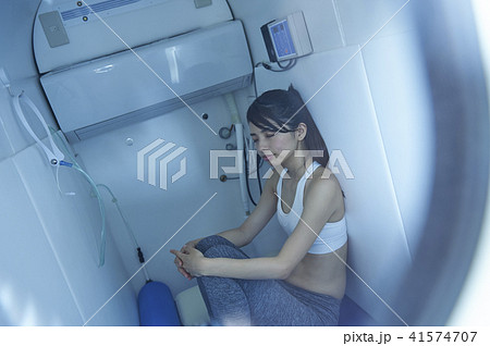 酸素カプセル　女性 41574707