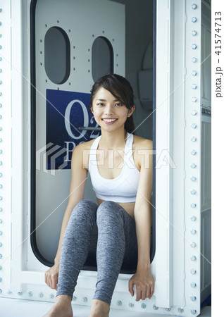 酸素カプセル　女性 41574713