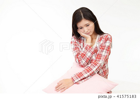 憂鬱な表情の女性 41575183