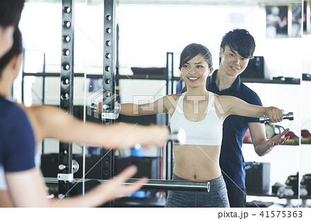 フィットネス　サイドレイズ　女性 41575363