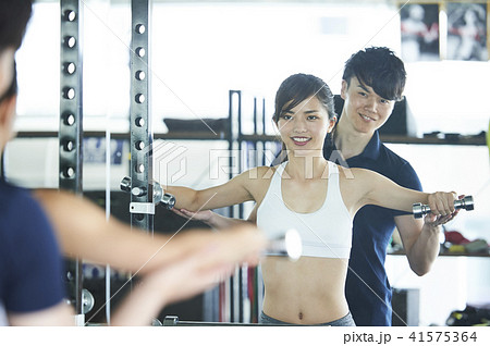 フィットネス　サイドレイズ　女性 41575364