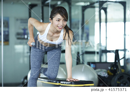 フィットネス　ワンハンドローイング　女性 41575371