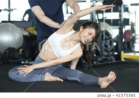 フィットネス　ストレッチ　女性 41575393