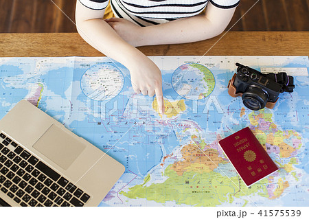 海外旅行の計画をする若い女性 41575539