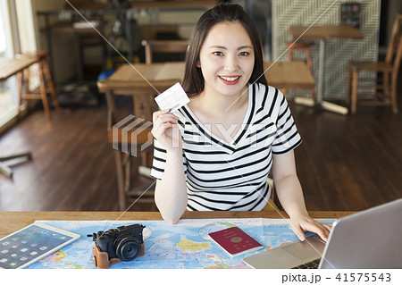 海外旅行の計画をする若い女性 海外旅行の計画をする若い女性 41575543