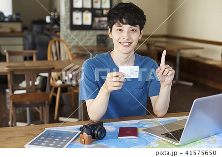 海外旅行の計画をする若い男性 41575650
