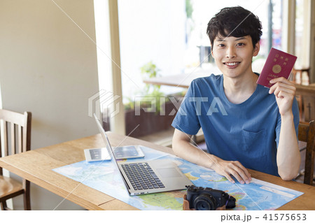 海外旅行の計画をする若い男性 41575653