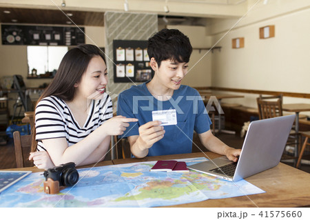海外旅行の計画をする若いカップル 41575660