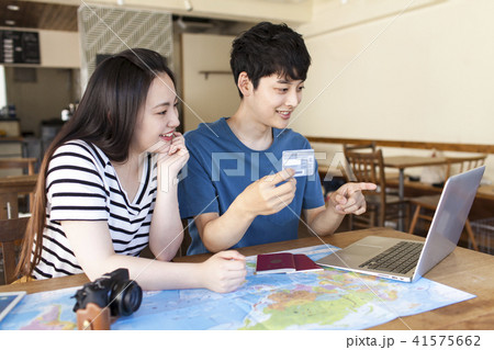 海外旅行の計画をする若いカップル 41575662
