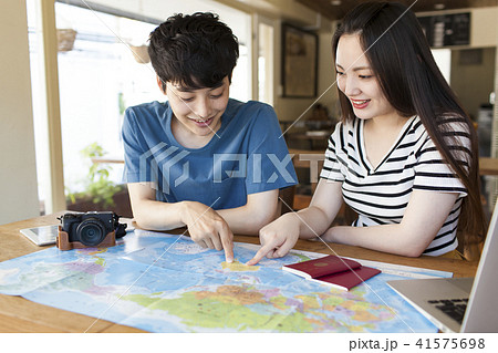 海外旅行の計画をする若いカップル 41575698