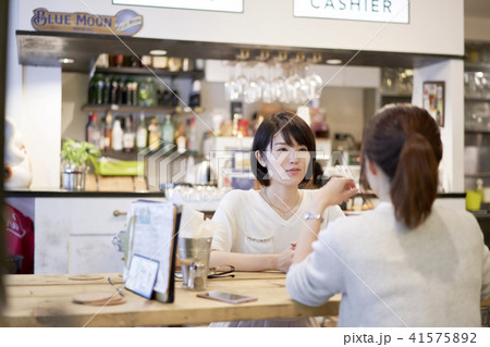 カフェ　女性　2人　友達 41575892