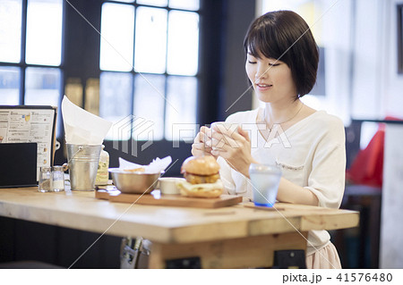 カフェ　ランチ　女性　ハンバーガー　 41576480