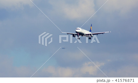 FRANKFURT, GERMANY - FEB 28th, 2015: A Lufthansa Airbus A321-200 - MSN 6415 - D-AIDW - lands at 41576871