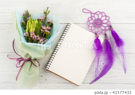 Open empty notebook with bouquet Open empty notebook with bouquet 41577432