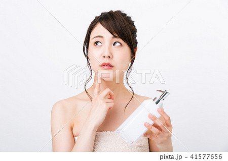 化粧品 悩む 女性 41577656