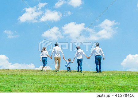 三世代家族 青空 散歩の写真素材