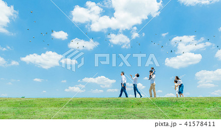 三世代家族、青空、肩車、散歩 41578411