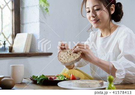 若い女性、ポートレート、食事 若い女性、ポートレート、食事 41578413