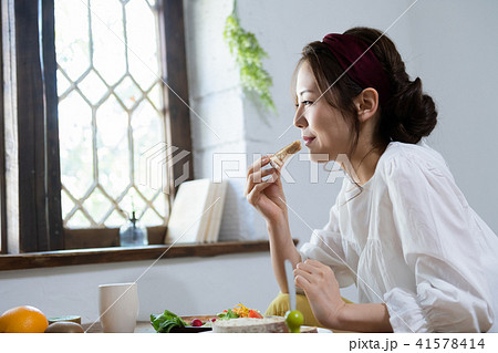 若い女性、ポートレート、食事 若い女性、ポートレート、食事 41578414