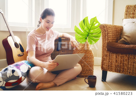 woman working on a laptop 41580223