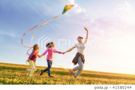 family playing outdoor 41580244