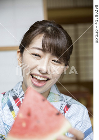 夏イメージ スイカを美味しそうに見つめる浴衣の女性 夏イメージ スイカを美味しそうに見つめる浴衣の女性 41580298