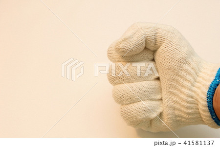 拳 握りこぶし 軍手をはめた手 の写真素材