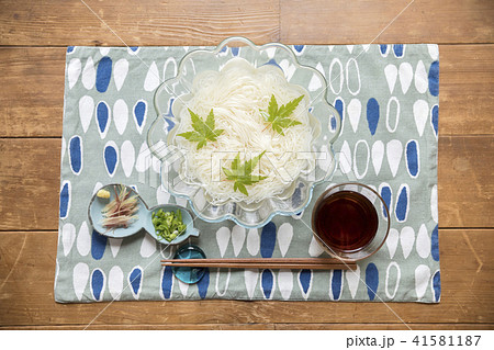 縁側でそうめんを食べる 素麺 そうめんの写真素材