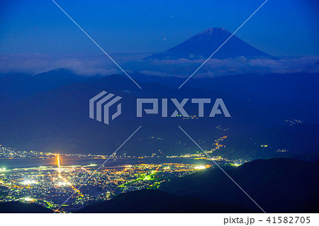 (山梨県)櫛形林道から望む甲府盆地と富士山 夜景 (山梨県)櫛形林道から望む甲府盆地と富士山 夜景 41582705