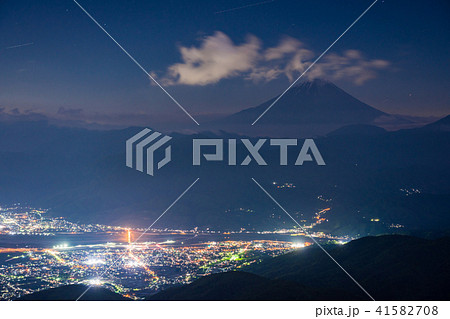 （山梨県）櫛形林道から望む甲府盆地と富士山 夜景 41582708