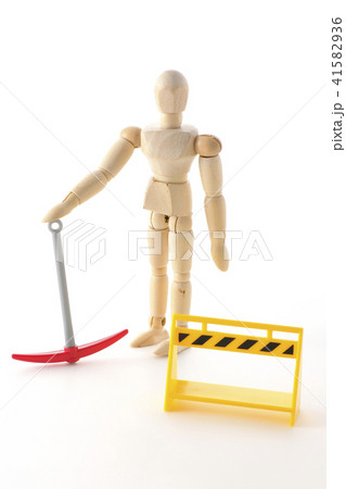 労働　肉体労働　発掘　現場　つるはし 41582936