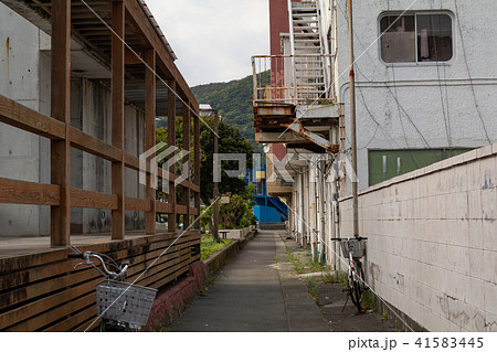寂れた裏路地と自転車 寂れた裏路地と自転車 41583445