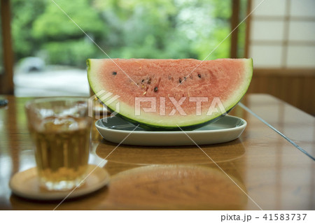 夏イメージ すいか 麦茶 縁側の写真素材